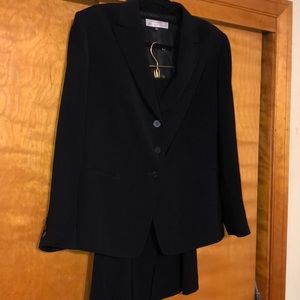 Tahari by Arthur S Levine skirt suit. Black 14w